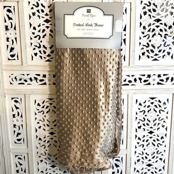 Park Row 3-D Dimple Dot Mink Throw Blanket – Mauve– 50" x 60" – NWT - Picture 1 of 3